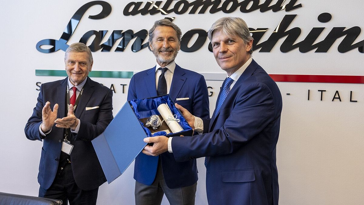 Uiga, Lamborghini ve Stephan Winkelmann'a ödül.