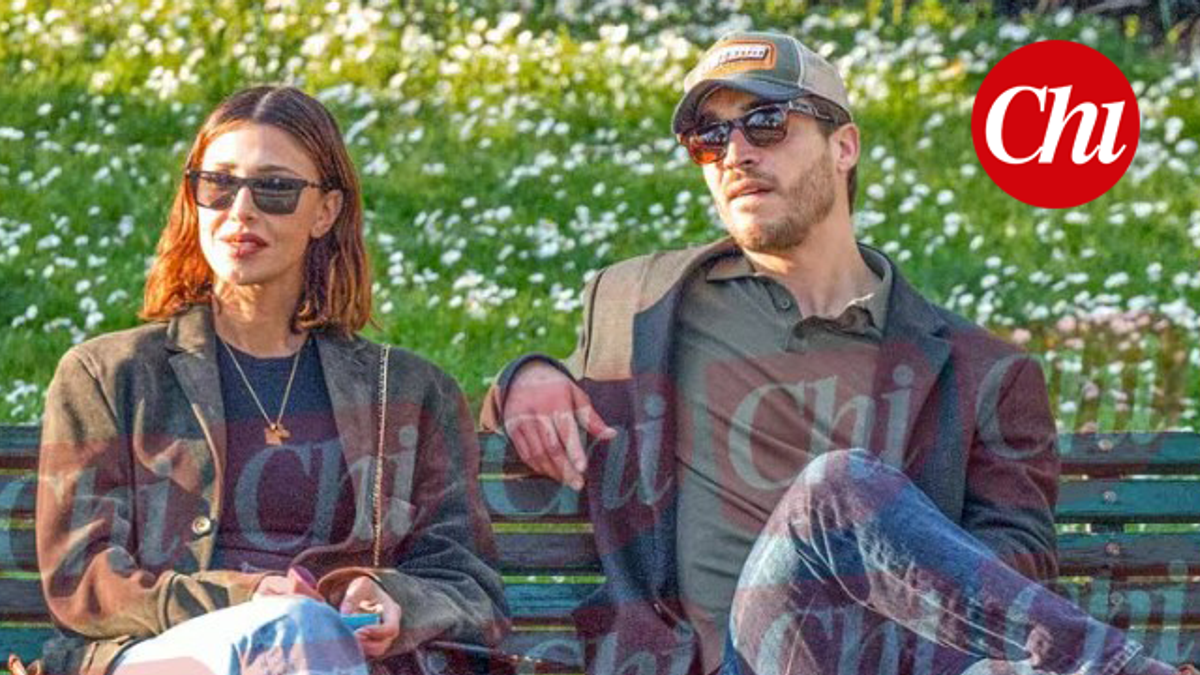Belen ve Antonino Spinalbese birlikte Luna Marì ile parkta mutlu