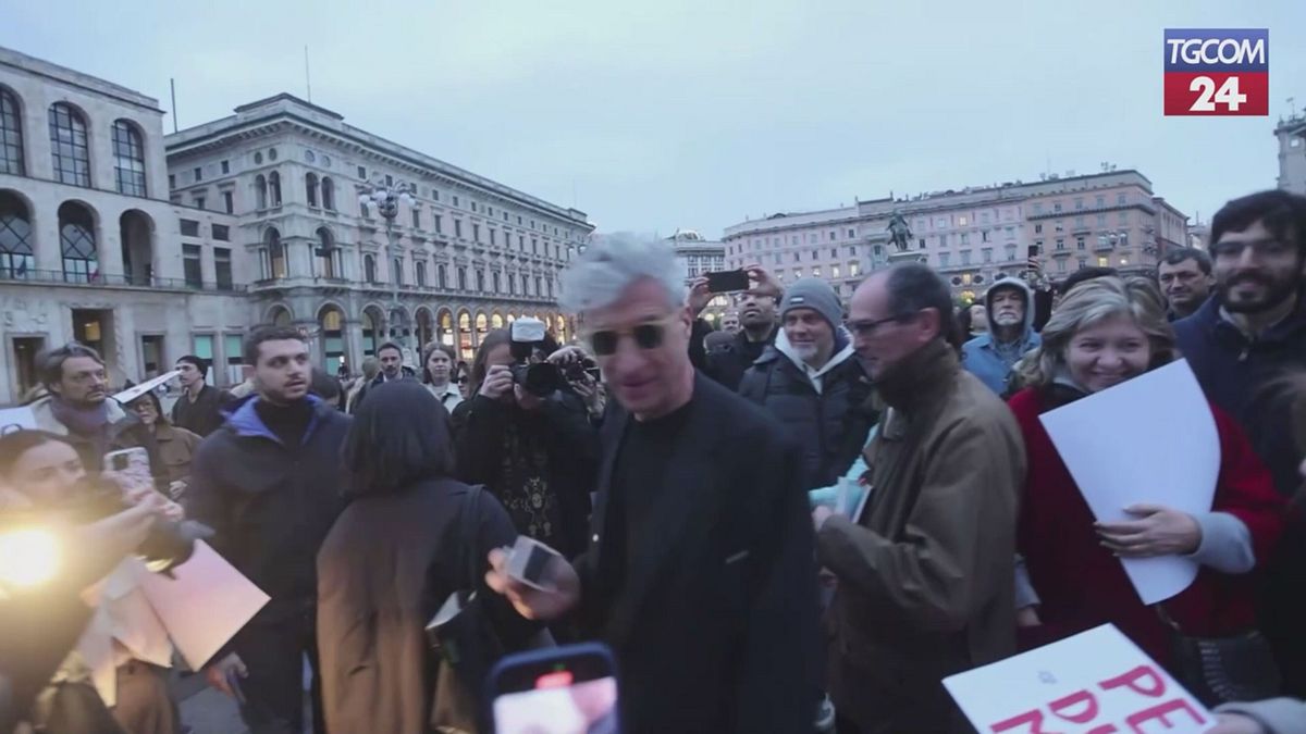 Milan, Maurizio Cattelan, Piazza Duomo'da Sanat Haftası'nın açılışı için Dawn'da