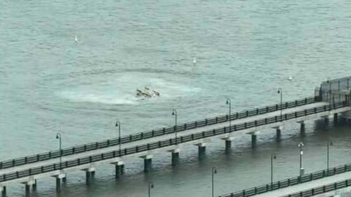 New York, helikopter Hudson Nehri'ne düşüyor