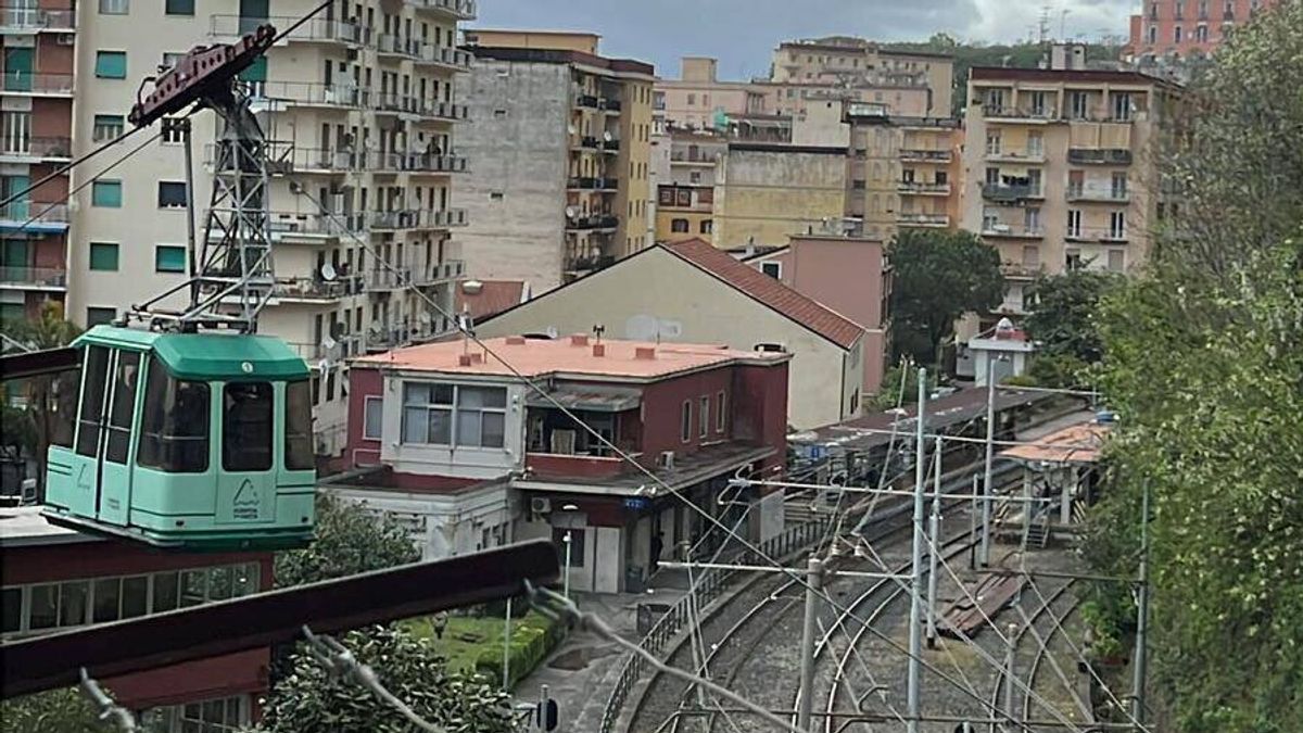 Napoli, si spezzano i cavi della funivia del Monte Faito: passeggeri ...