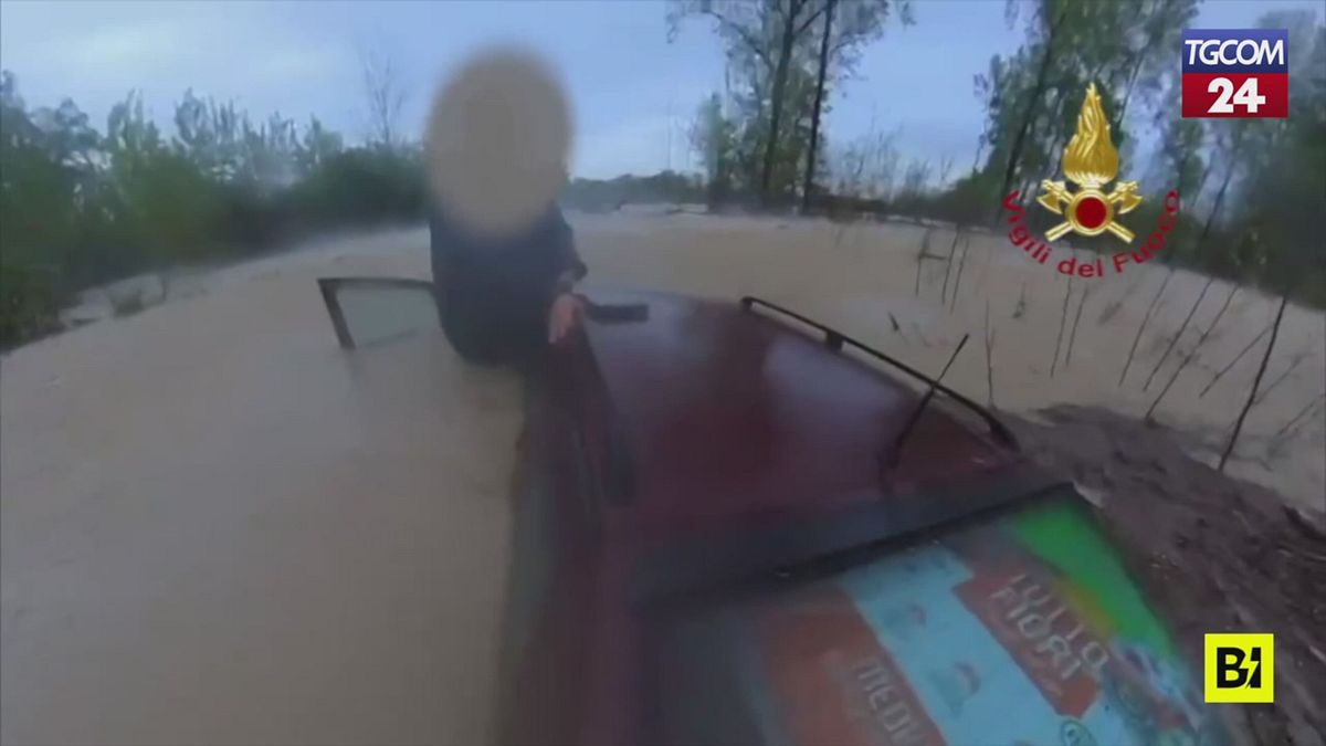 automobilista bloccato dopo l esondazione il salvataggio in elicottero