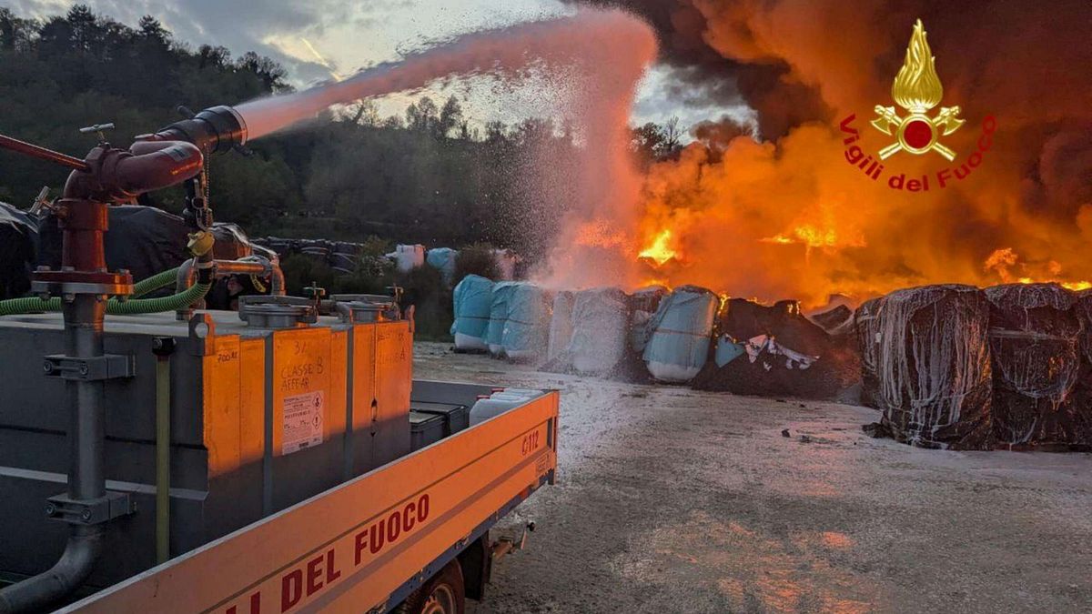 Perugia, incendio a fabbrica di materiale plastico: enorme colonna di fumo