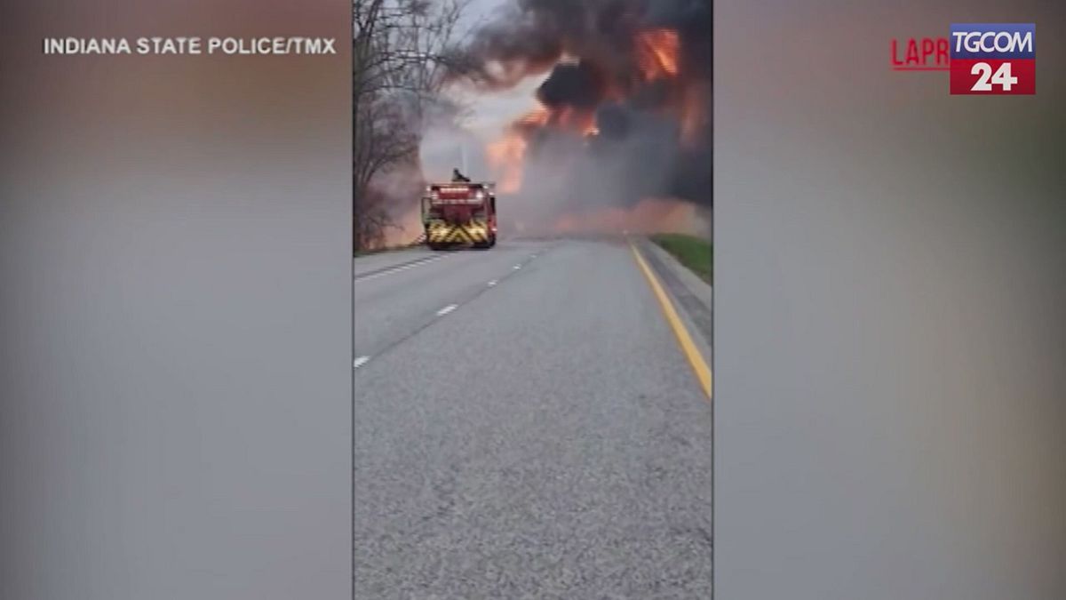 usa camion in fiamme in autostrada il grosso incendio e la motrice carbonizzata