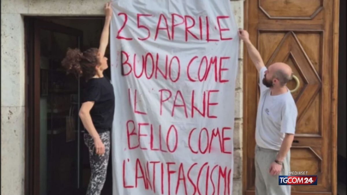 Ascoli, anti-faşist Baker'a karşı afişler