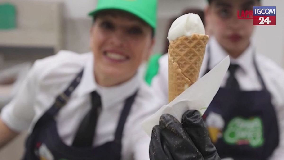 Napoli, un cono di mozzarella contro i dazi di Trump