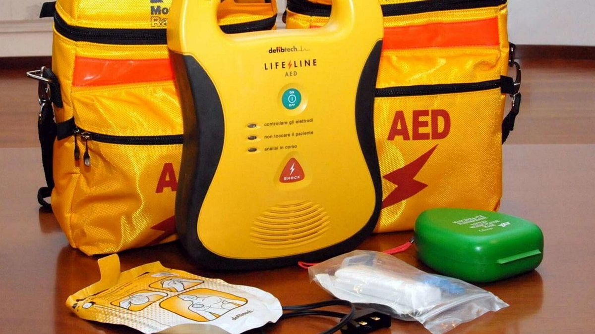 defibrillatore scarico 65enne muore