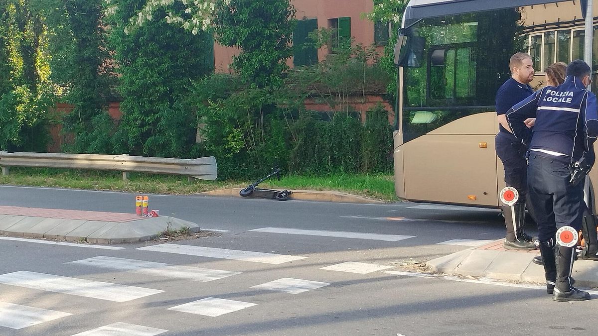 travolto bus monopattino era