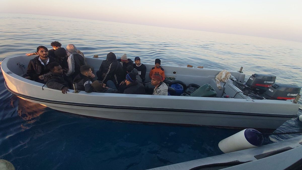 lampedusa undici sbarchi in poche ore   arrivati 900 migranti