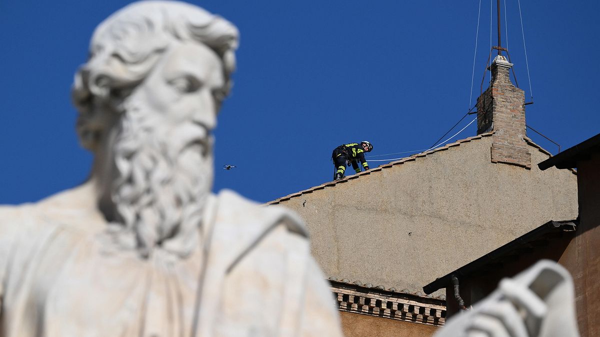 Conclave, montato il comignolo della fumata sul tetto della Cappella Sistina