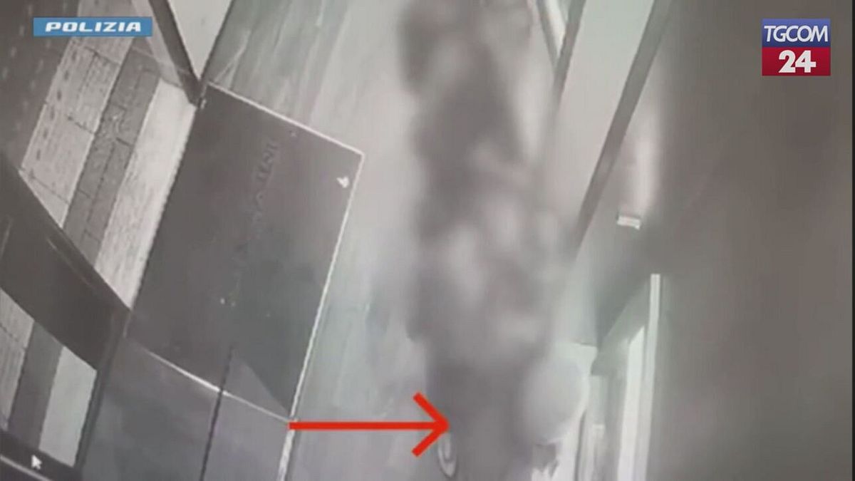 Milano, gli chiedono una sigaretta e poi lo rapinano: due fermi