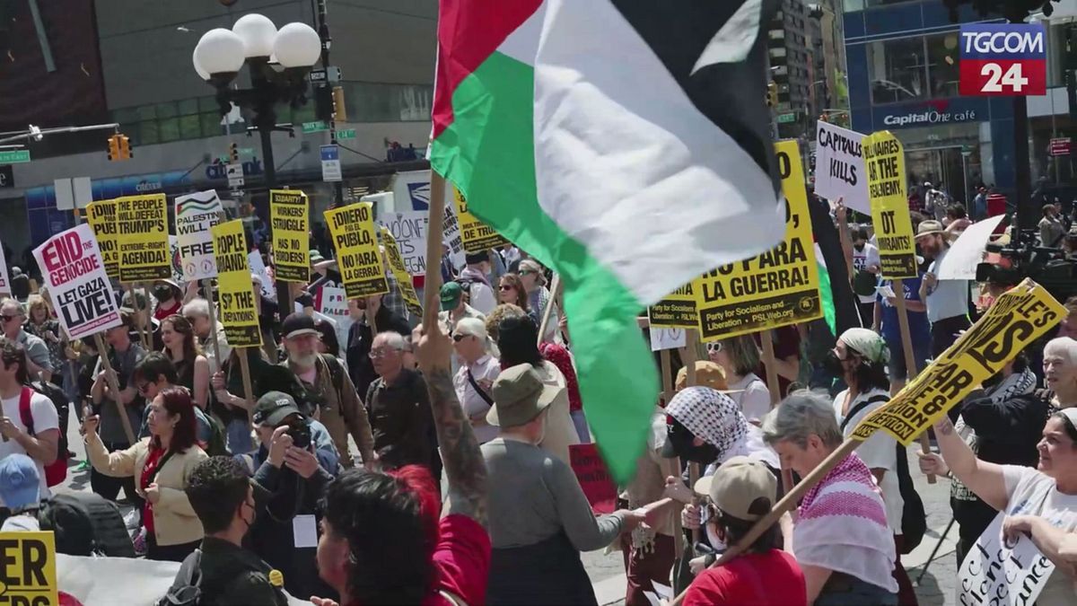 New York, migliaia in piazza per chiedere più diritti per i lavoratori e la fine della guerra a Gaza