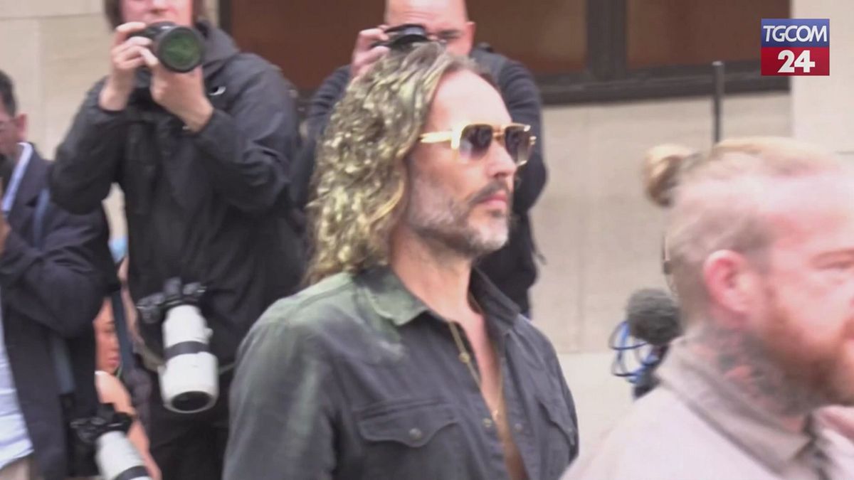 Londra, Russell Brand in tribunale per il processo per stupro