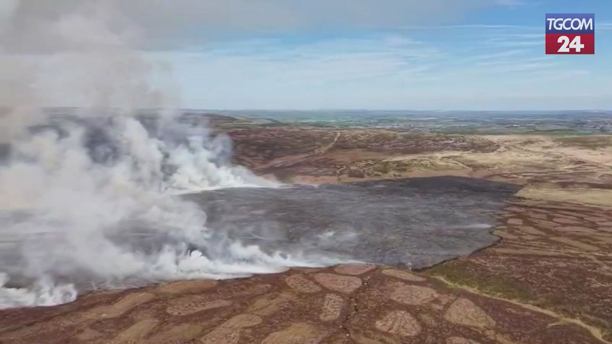 Inghilterra, a fuoco la brughiera: in fumo l