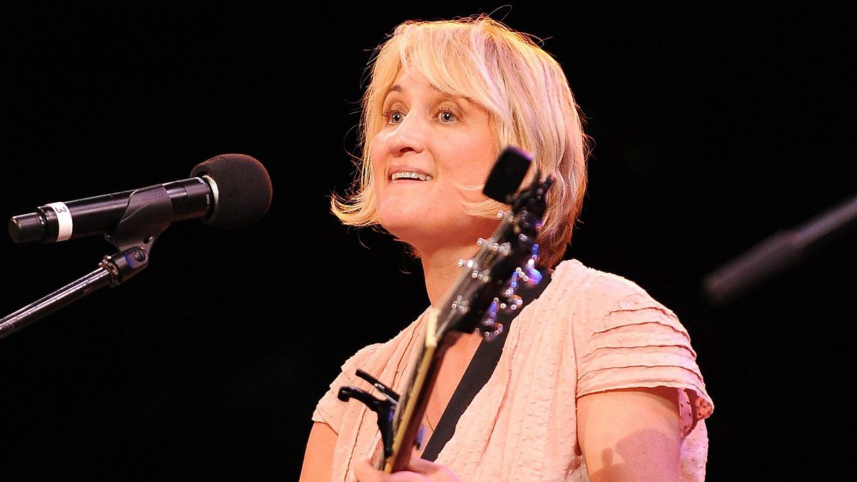 Şarkıcı -Songwriter Jill Sobule ateşte canlı yaktı