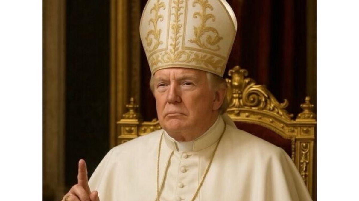 Trump vestito da Papa in una foto diffusa dalla Casa Bianca | L