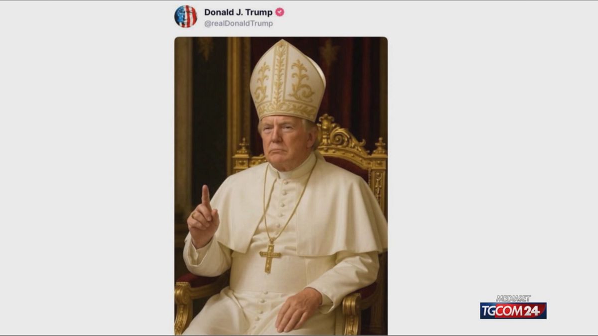 Trump pubblica una sua foto vestito da Papa