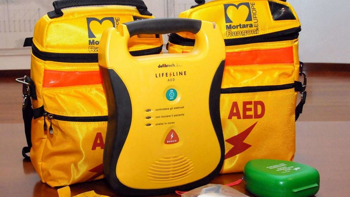 Modena, carabiniere fuori servizio salva uomo con un defibrillatore