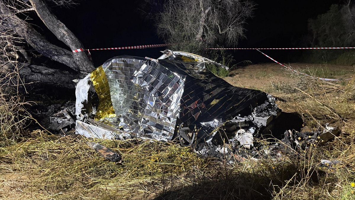 Auto si ribalta e prende fuoco nel Brindisino, morti tre ragazzi | "Pochi minuti prima dell