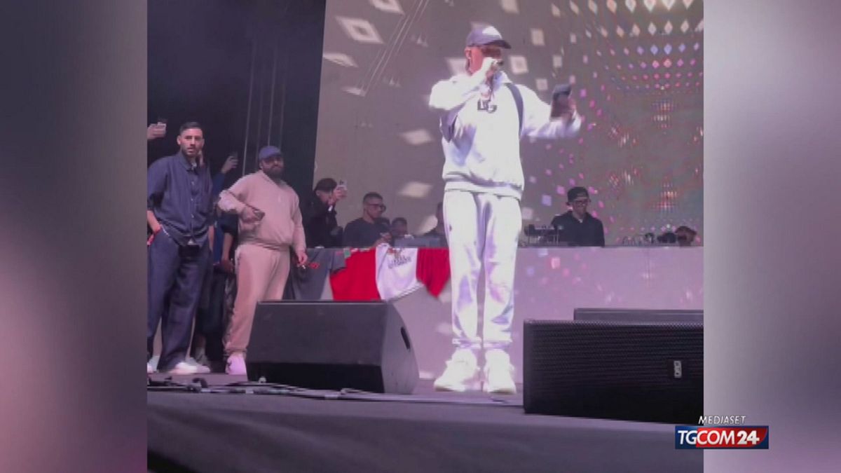 Baby Gang e la videochiamata dal palco al rapper in carcere