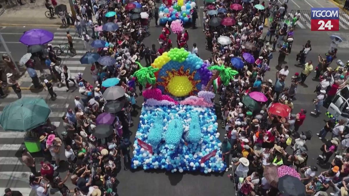 messico carri di palloncini per festeggiare il mondo marino