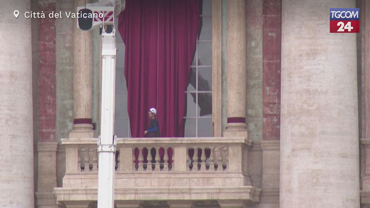vaticano il balcone centrale della basilica di san pietro preparato in vista del conclave