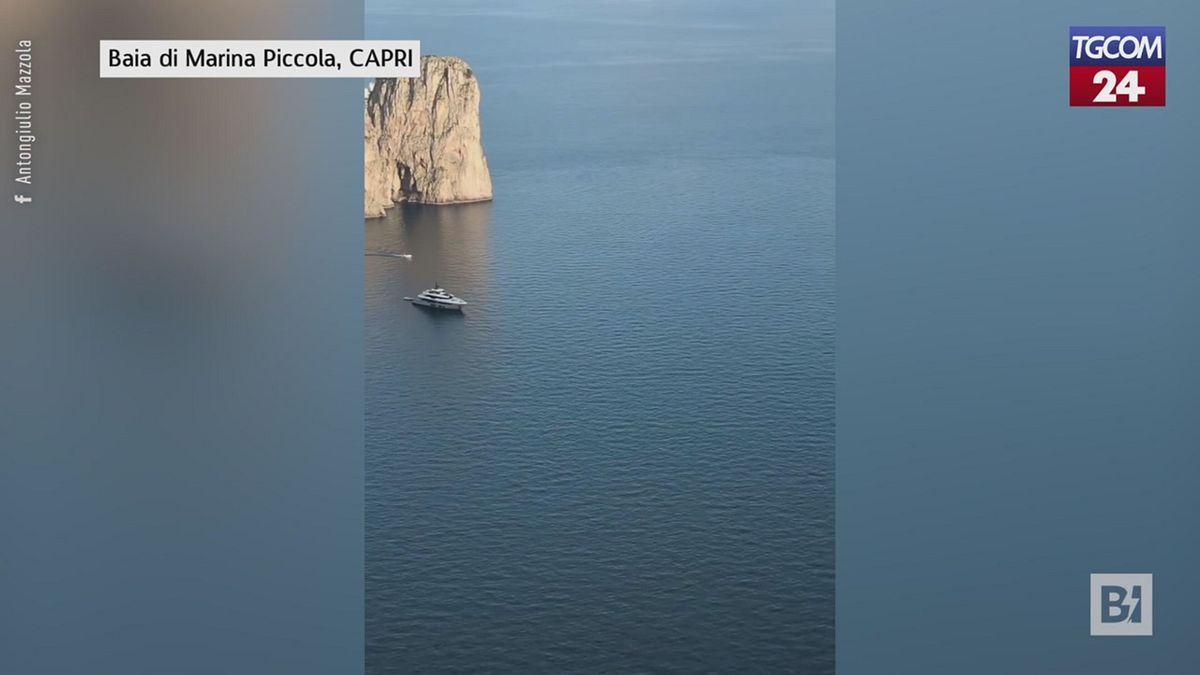 Capri, inchino di una nave da crociera vicino ai faraglioni