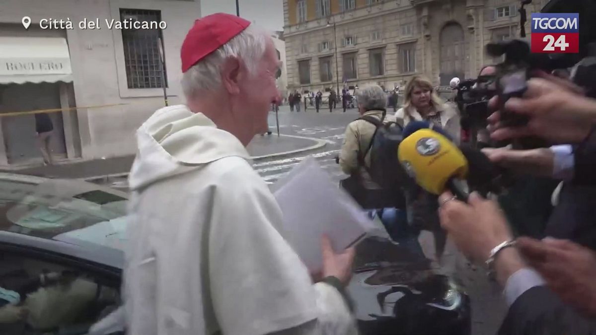 conclave il cardinale radcliffe autografa una palla da baseball
