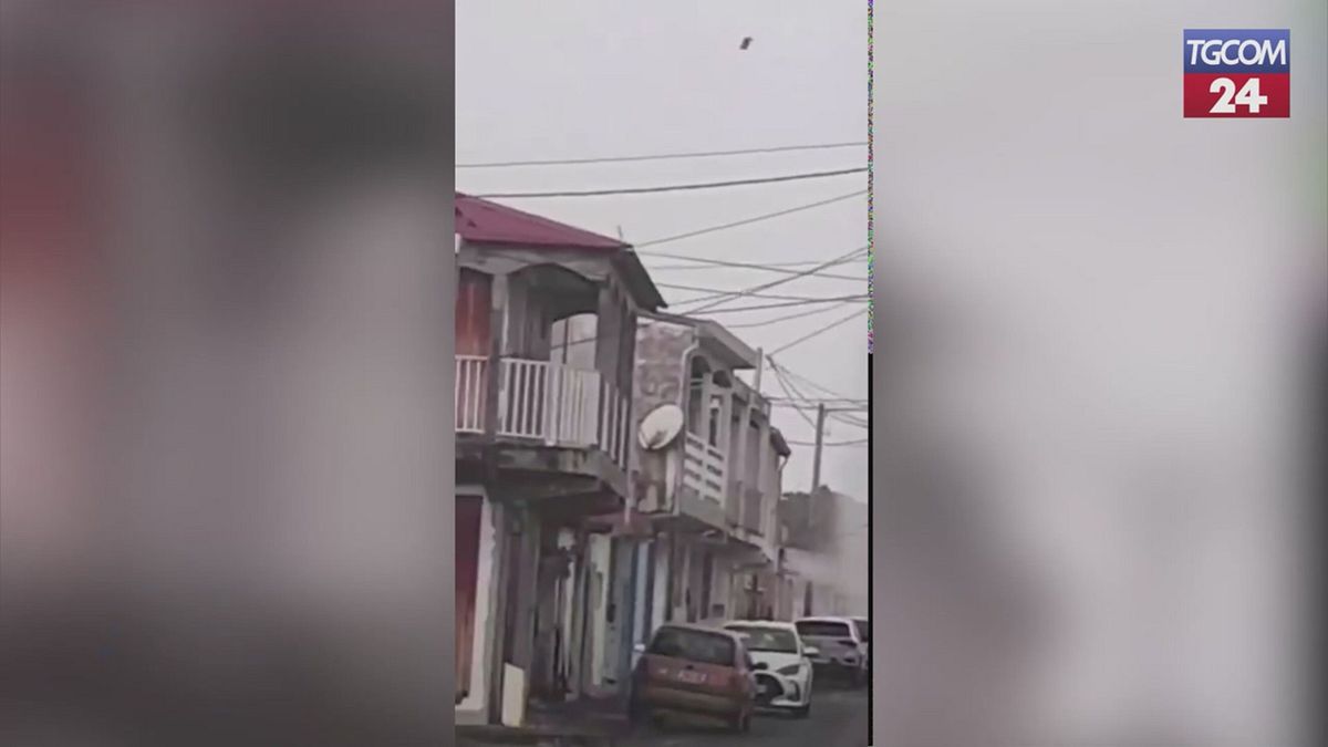Guadalupa, tornado colpisce Baie Mahault: tetti divelti e alberi caduti