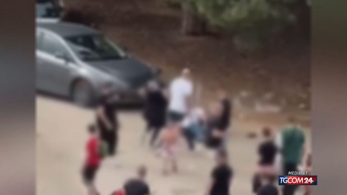 bari pestaggio fuori dallo stadio   un uomo aggredito davanti al figlio