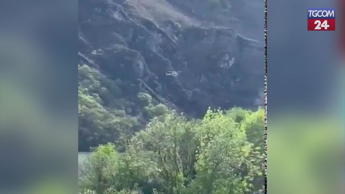 spagna elicottero colpisce cavo della linea elettrica e precipita