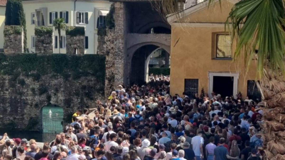Troppi turisti a Sirmione, si valuta la tassa di accesso
