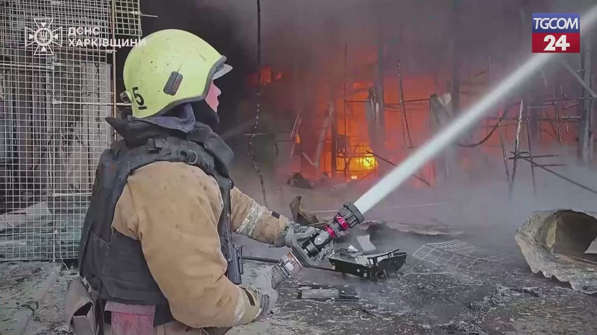 Ucraina, gli incendi dopo gli attacchi su Kharkiv