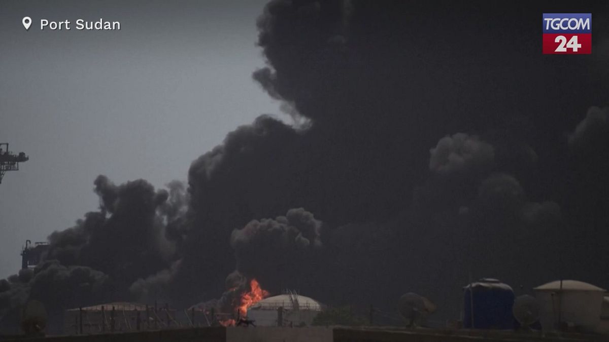 Droni colpiscono Port Sudan: attaccati aeroporto, base militare e deposito di carburante