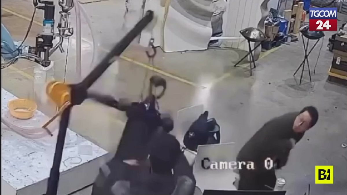 il robot umanoide  impazzisce  e cerca di colpire gli ingegneri
