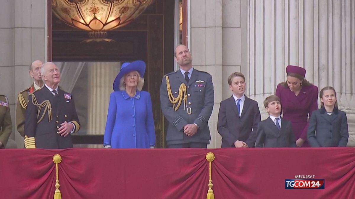 Anche i principi George e Louis celebrano la fine della Seconda guerra mondiale