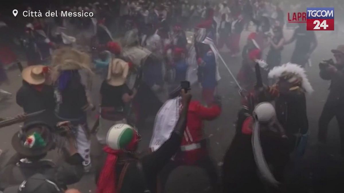 Città del Messico, centinaia di persone in piazza per celebrare il "Cinco de mayo"