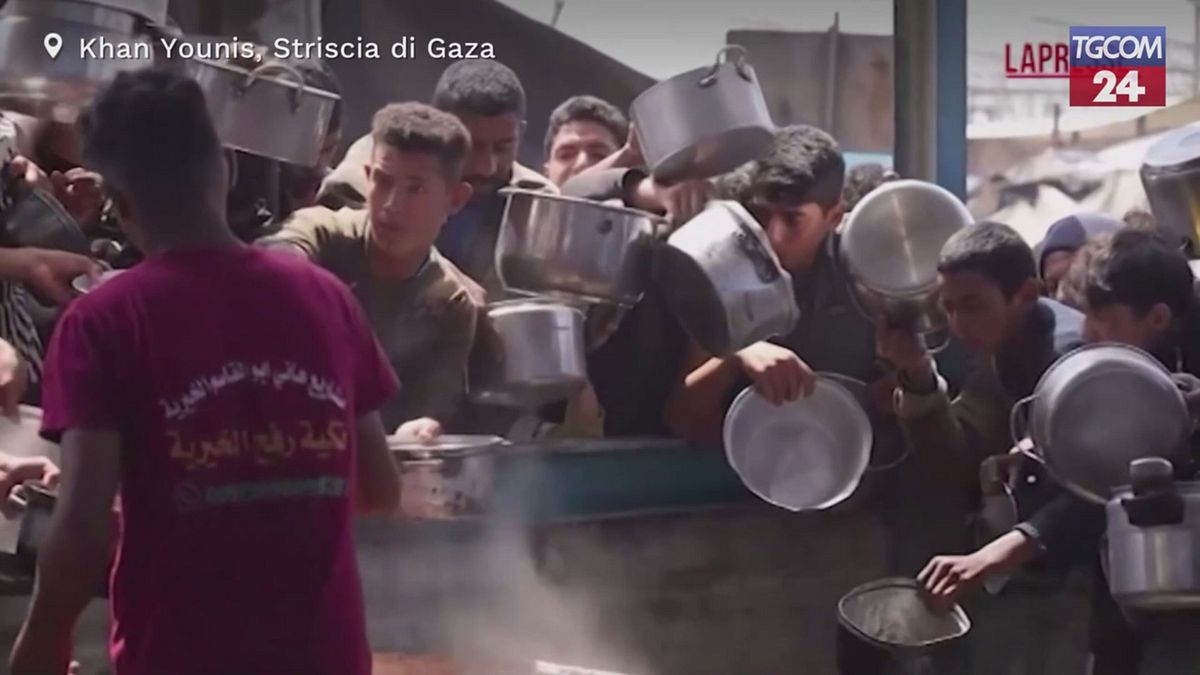 gaza palestinesi affamati prendono d  assalto una mensa a khan younis