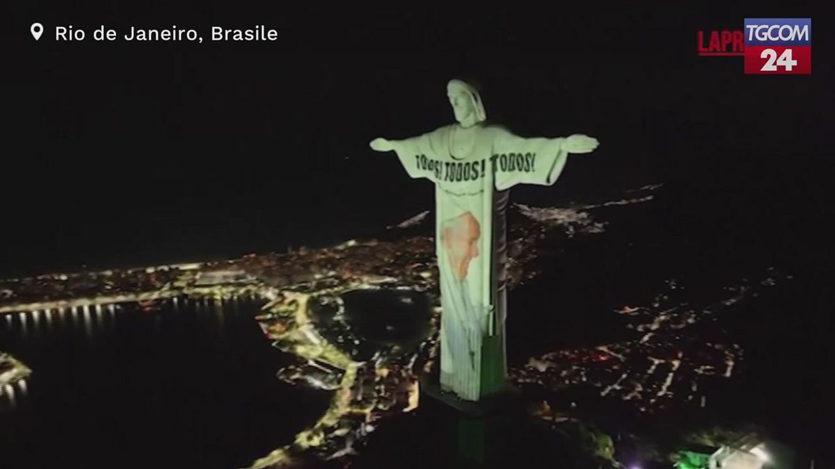 rio de janeiro il cristo redentore illuminato con l  immagine di papa francesco