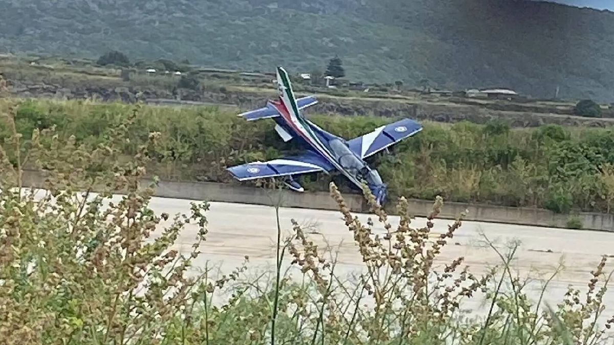 Frecce Tricolori, incidente a Pantelleria: pilota ferito | Due aerei si sono toccati in volo