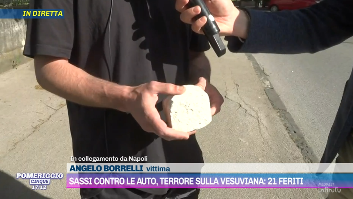 Sassi dal cavalcavia a Napoli, una vittima: "Vivo per miracolo"