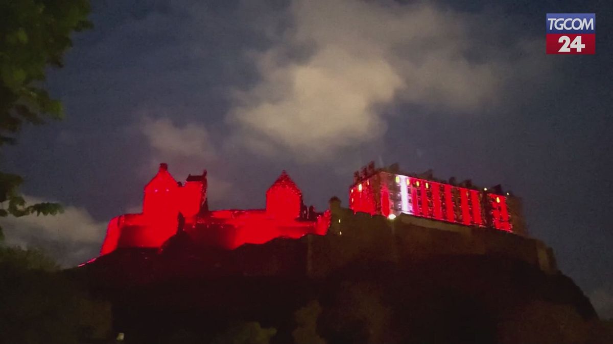 Edimburgo, il Castello si illumina per l