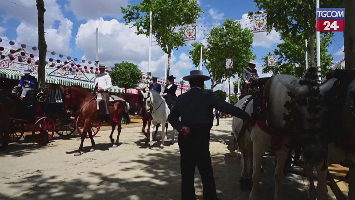 siviglia la tradizionale festa di primavera tra canti e balli