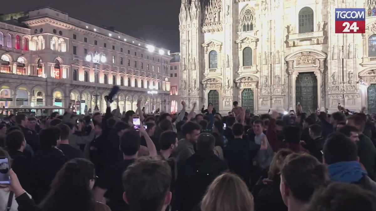 Champions League, l Inter va in finale: centinaia di tifosi festeggiano in piazza Duomo
