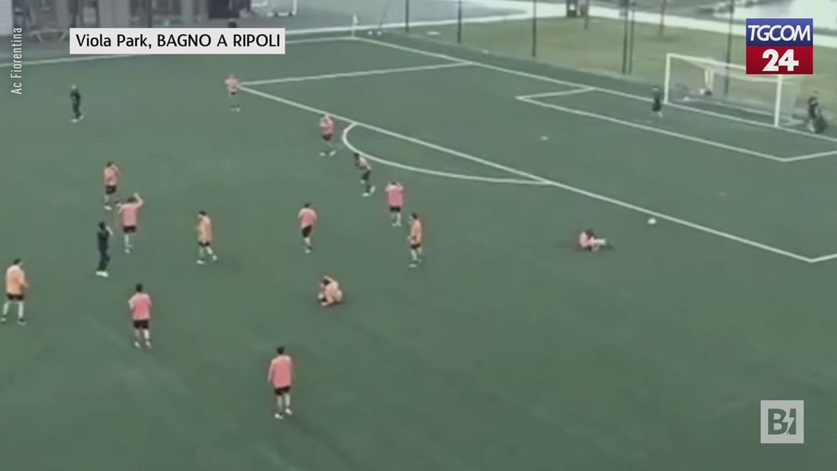 fulmine sul campo di allenamento della fiorentina due giocatori cadono a terra