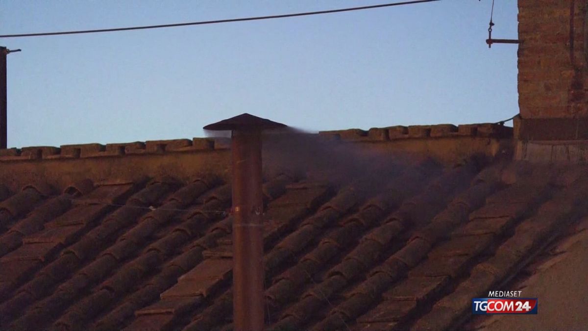 Conclave, la prima fumata è nera