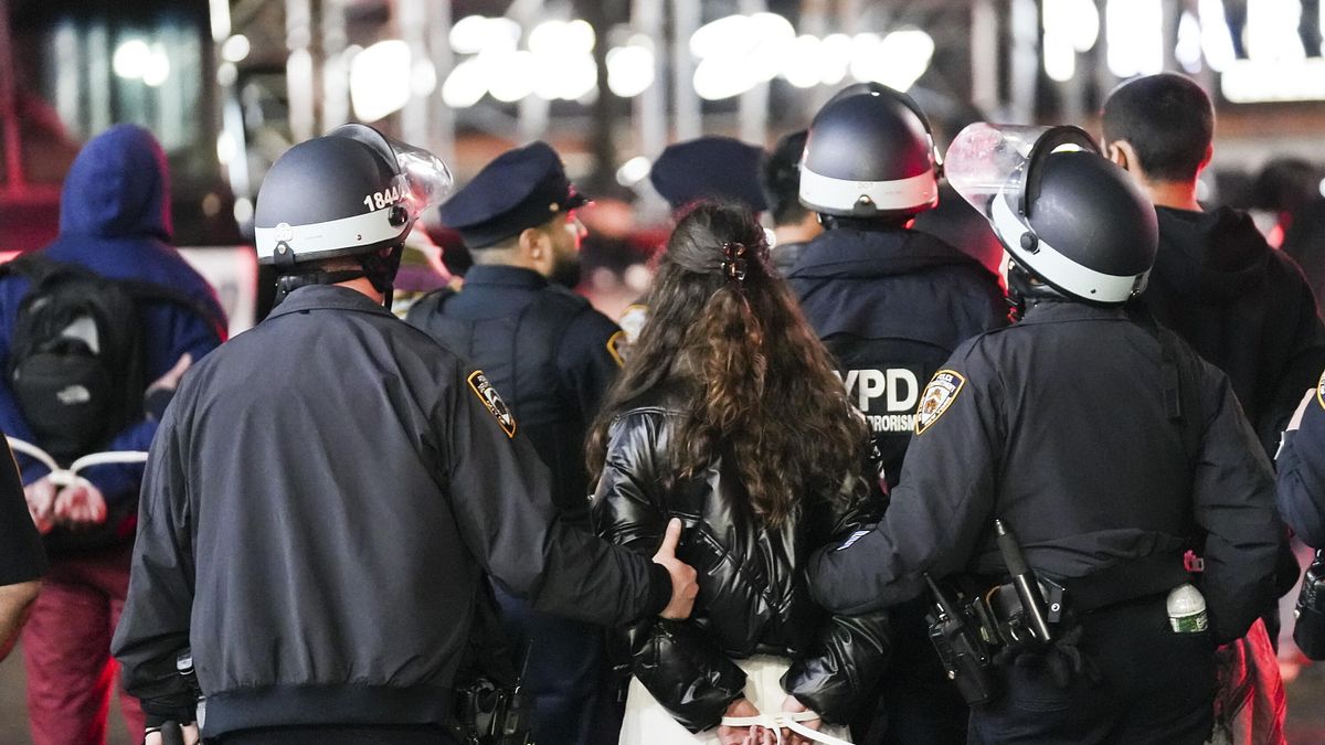New York, la Columbia University chiama la polizia per sit in pro Gaza: arrestati studenti