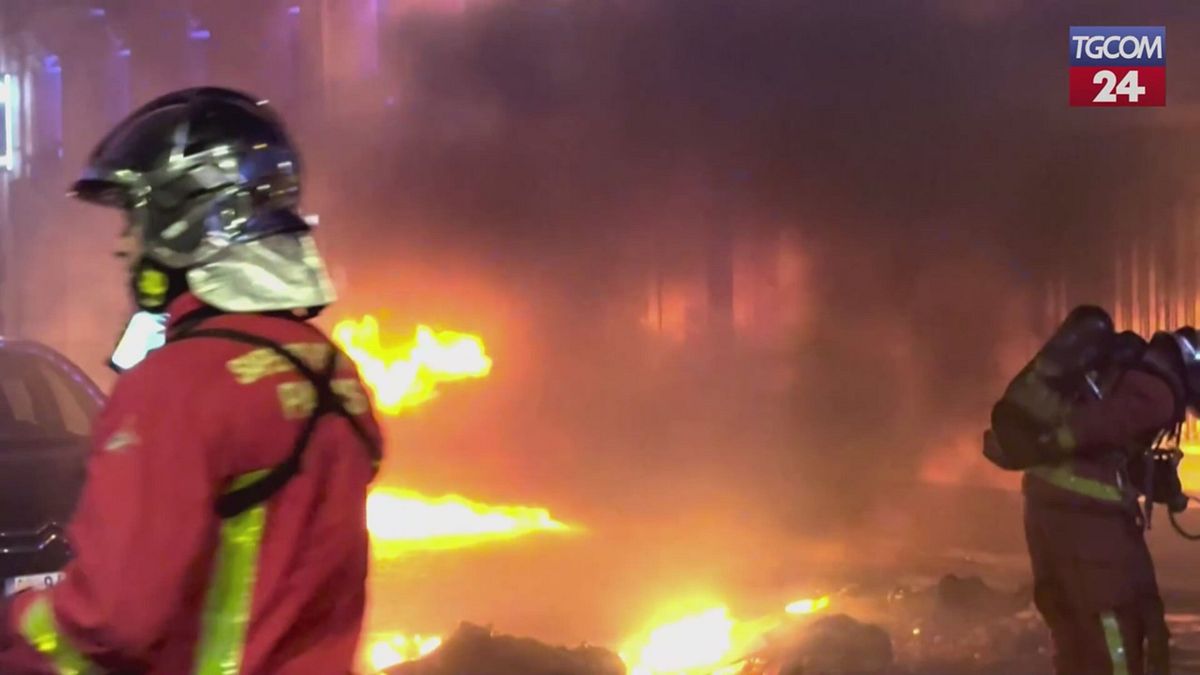 champions league auto a fuoco durante i festeggiamenti dei tifosi del paris saintgermain