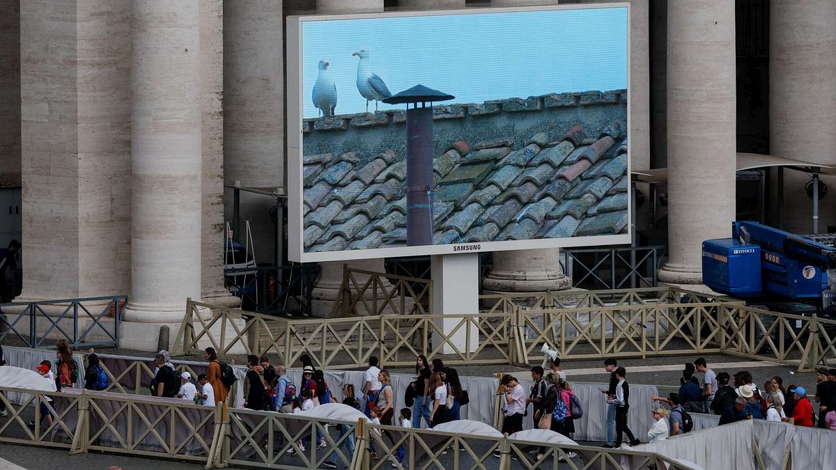 Secondo giorno di Conclave: previste quattro votazioni | Cardinale Re: "Auspico la fumata bianca per questa sera"