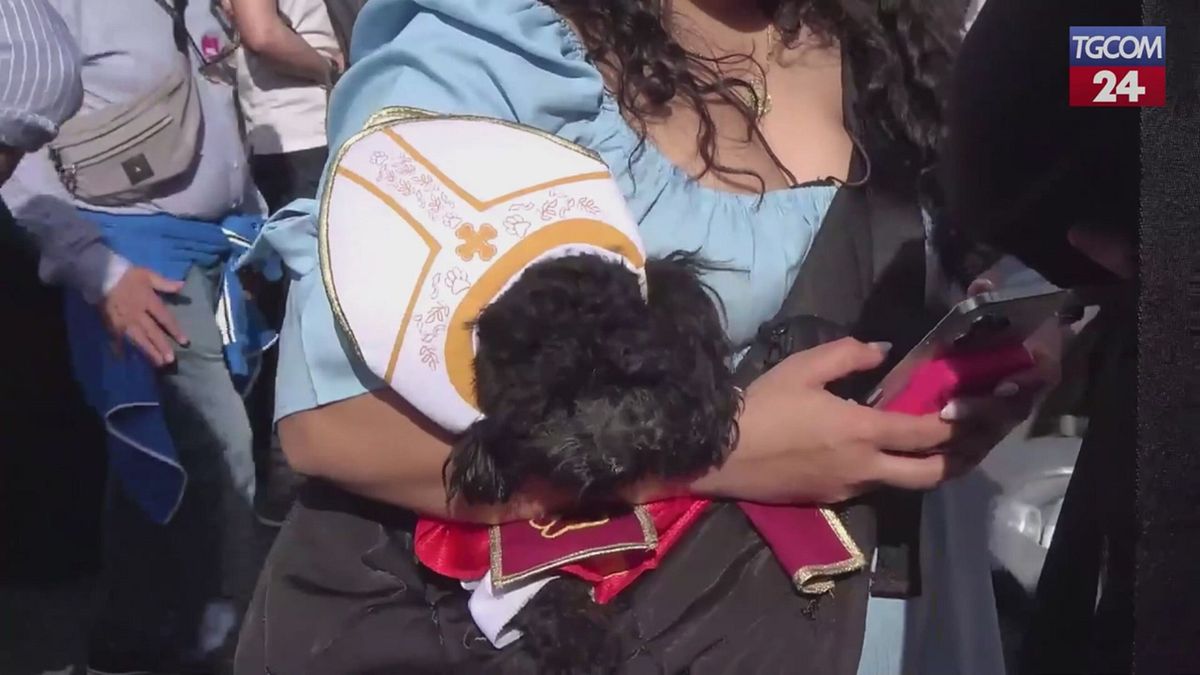 Conclave, in Piazza San Pietro spunta Romeo: il cane vestito da Papa